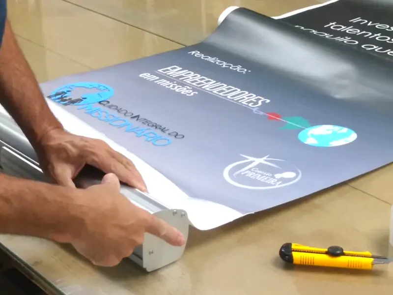 Como trocar o banner do roll up, passo 1: impressão antiga puxada e mola travada