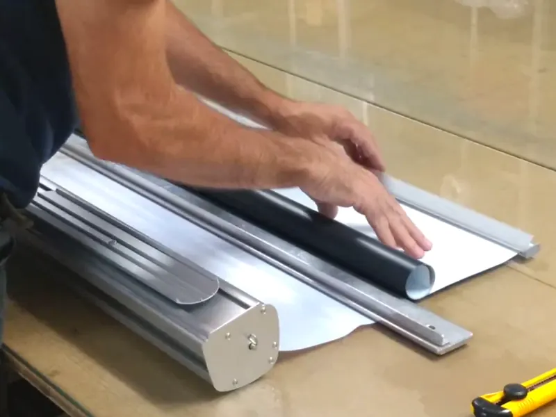 Como trocar o banner do roll up, passo 3: barra superior encaixada na impressão nova