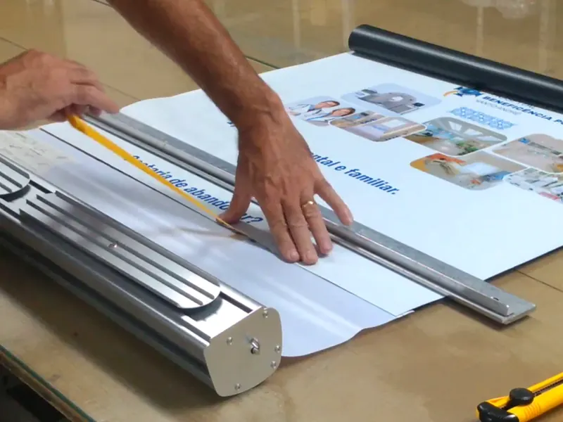 Como trocar o banner do roll up, passo 4: retirada do liner da fita dupla face