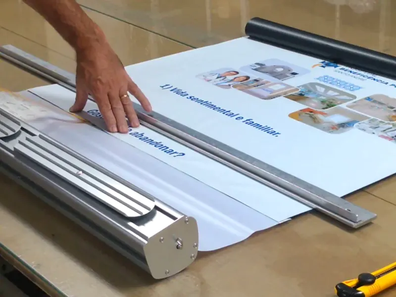 Como trocar o banner do roll up, passo 5: impressão nova colada sobre a lingueta