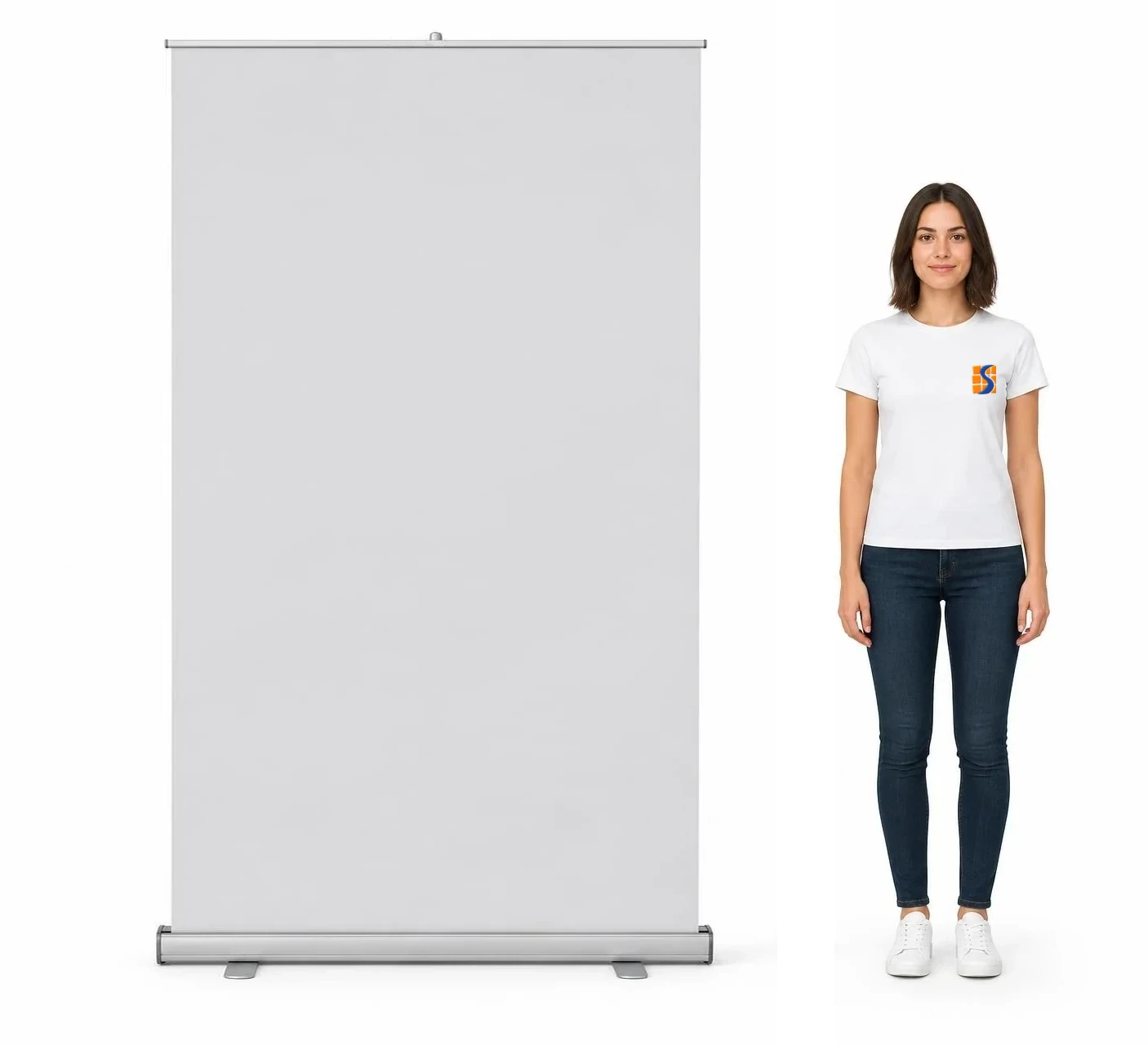 Mockup de banner roll up 120x200 em branco, com uma pessoa ao lado para escala
