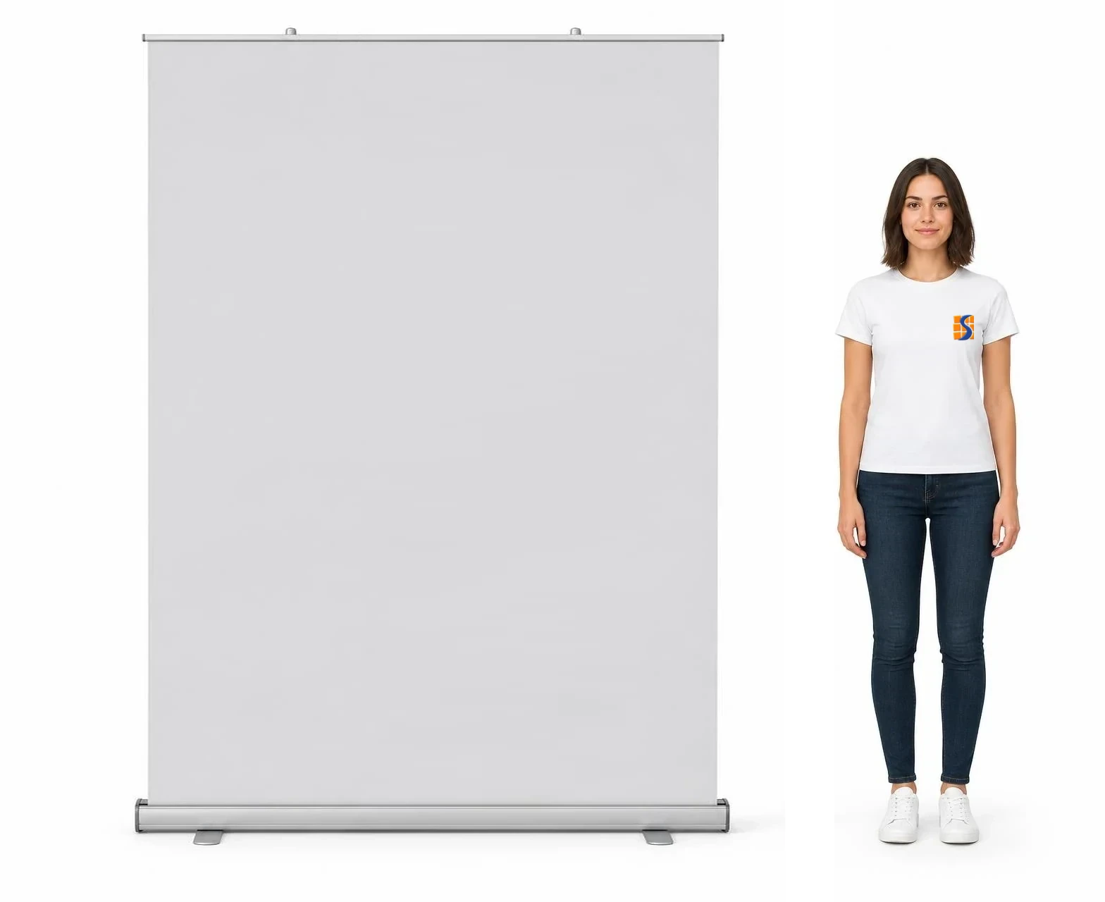 Mockup de banner roll up 150x200 em branco, com uma pessoa ao lado para escala