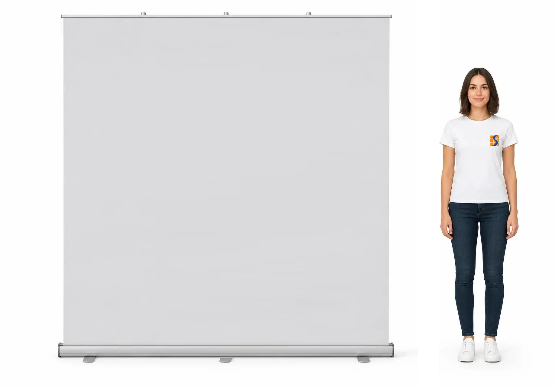 Mockup de banner roll up 200x200 em branco, com uma pessoa ao lado para escala