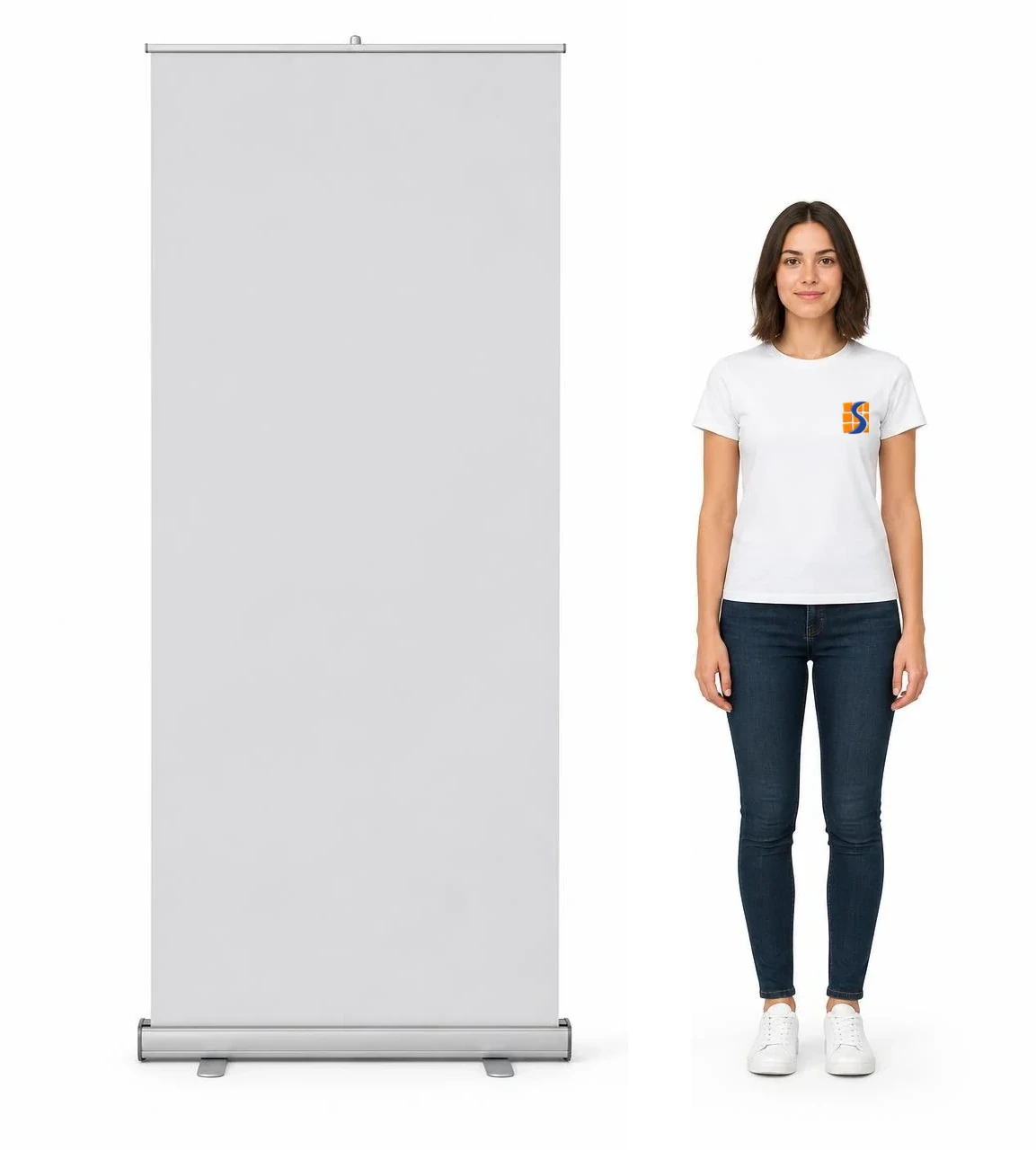 Mockup de banner roll up 80x200 em branco, com uma pessoa ao lado para escala